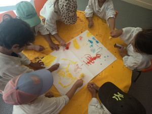 Photo de galerie - Activité manuelle (peinture avec glaçons) avec des 4-5 ans