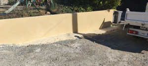 Photo de galerie - Mur de soutènement maçonné avec application d'enduit monocouche. Finition soignée et réalisation de qualité

