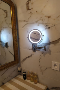 Photo de galerie - Pose d'un miroir grossissant sur faïence.