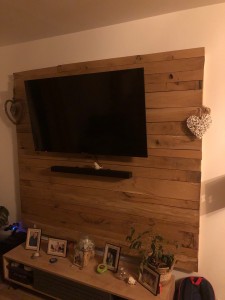 Photo de galerie - Réalisation d’un mur en bois avec pose de télé et home cinéma.