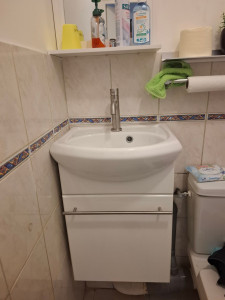 Photo de galerie - Dépose de l’ancien lave-mains et pose d’un nouveau kit complet (vasque et robinetterie), avec modification de la tuyauterie existante
