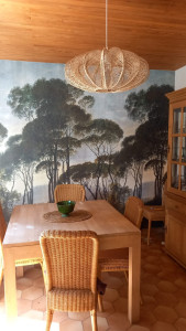 Photo de galerie - Montage de la table , pose panoramique papier peint et installation de la suspension osier ,luminaire.