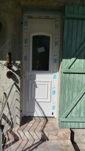 Photo de galerie - Pose d'une porte d'entrée sur mesure.