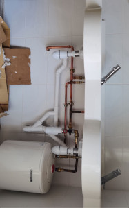 Photo de galerie - Pose d’un lavabo double ainsi que un chauffe eau sous évier 
