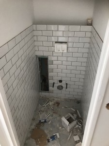 Photo de galerie - Pose carrelage métro toilettes suspendu 