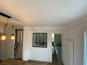 Photo de galerie - Réalisation complète d’une cloison et finitions intérieures avec pose de plaques BA13, bandes, enduits et peinture. Travail propre et finitions soignées.