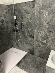 Photo de galerie - Remplacement baignoire par une douche sécurisée 
