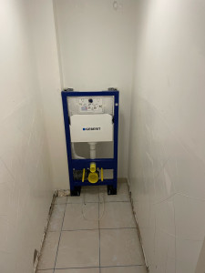 Photo de galerie - Installation des toilettes suspendues