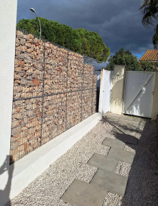 Photo de galerie - Mise en place et montage de mur mitoyen en gabion 