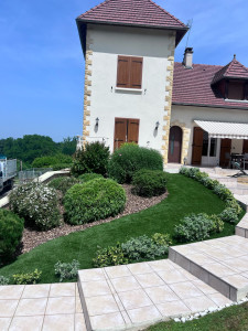 Photo de galerie - Taille arbustive pose de gazon synthétique création de massif 