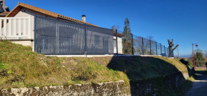 Photo de galerie - Cloture grillage rigide avec plaque de soubassement 
