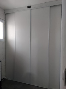 Photo de galerie - Installation de porte coulissante, pour caché le dressing, ainsi la machine à laver. 