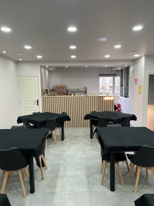 Photo de galerie - Le rénovations de cette locale, électricité plomberie Placot, peinture, les tables sur mesure le comptoir, tout était bien réalisé. Bon travail, le Clients est content.