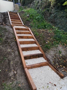 Photo de galerie - Escalier en poutre de chêne sur terrain très pentu alliance de force et élégance naturelle