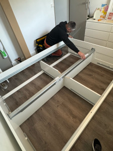 Photo de galerie - Montage d’un lit à tiroirs 