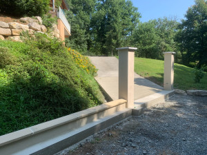 Photo de galerie - Réalisation d’un seuil de portail avec pilier beton , enduit de façade et rampe d’accès en béton 