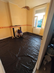 Photo de galerie - Détapissage de la chambre pour enduire ensuite puis pour finir par la peinture 