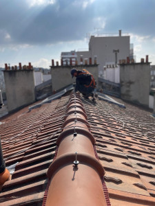 Photo de galerie - Fixation des tuiles faîtière