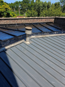 Photo de galerie - Changement toiture en tuiles pour devenir une toiture en bac acier plus enduits protecteur noir pour toiture en galvanisé abîmé 