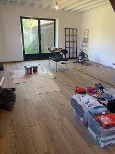 Photo de galerie - Peinture murs et plafonds, pose d'un parquet stratifié.