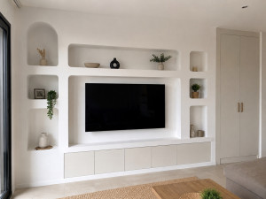 Photo de galerie - FIN✅✅Création d’un aménagement mural sur mesure comprenant niches décoratives méditerranéennes, emplacement TV intégré et futur meuble bas de rangement.