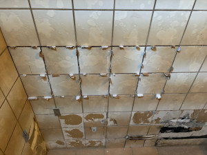 Photo de galerie - Pose de carreaux suite a une suppression de lavabo 