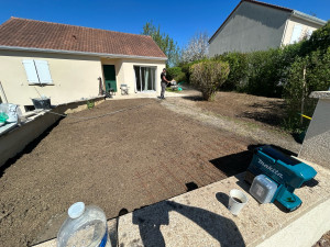 Photo de galerie - Création terrasse, labour de terrain, rajout de 5m3 de terre végétale avec engazonnement 