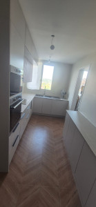 Photo de galerie -  Suite à l'installation de meubles en kit, cet espace transformé offre désormais un environnement très agréable pour la préparation culinaire. 