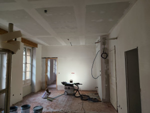 Photo de galerie - Création d'un plafond placo d'un doublage placo autour d'une cheminée réalisation de joint ainsi que d'un ratissage sur les murs
