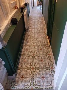 Photo de galerie - Pose d'un carrelage dans un couloir