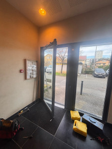 Photo de galerie - Qualification Vitrier, Remplacement d’un double vitrage suite à une fissure.Manoeuvre et fourniture ainsi que Devis et Facture.