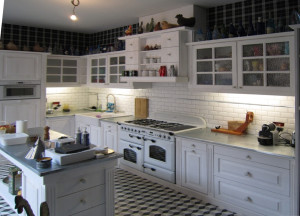 Photo de galerie - Une cuisine sur mesure en pin massif