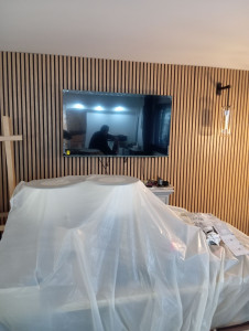 Photo de galerie - Fixation tv avec les panneaux décoration 