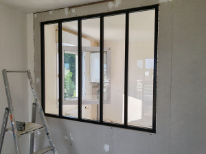 Photo de galerie - Montage et pose d'une verrière sur une cloison alvéolaire. 