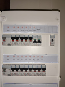 Photo de galerie - Installation du tableau électrique grand. 