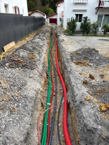 Photo de galerie - Réalisation d'une tranchée pour accueillir les réseau d'un maison individuel