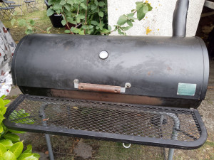 Photo de galerie - Barbecue en très bon état de fonctionnement 
Dimensions : L 102 cm, l 48 cm P 44 cm