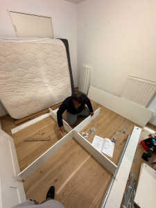 Photo de galerie - Grand lit IKEA en cours de montage 