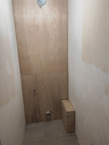 Photo de galerie - Réalisation dune cloison en contre-plaqué pour cacher un chauffe eau et coffrage pour l'arrivée d'eau 