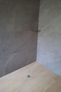 Photo de galerie - Étanchéité plus réalisation d'une douche Italienne en 120x20 et pose de carreaux 120x60 au mur.