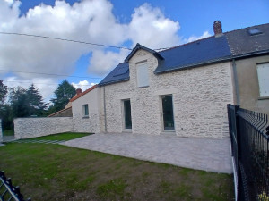 Photo de galerie - Projet de rénovation à Sucé-sur-Erdre : installation de planchers béton et bois, travaux d'isolation et de placo, complétés par une maçonnerie paysagère avec terrasse en pavés et cheminement en pas japonais.