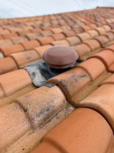 Photo de galerie - Pose tuile douille VMC