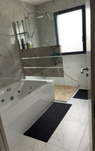 Photo de galerie - SALLE DE BAIN DOUCHE ITALIENNE ET POSE JACUZZI + POSE CARELLAGES et FAÏENCES 