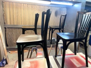 Photo de galerie - Laquage de chaises 