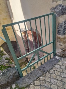 Photo de galerie - Bonjour Voici un petit portillon que j'ai réalisé pour protéger une entrée de cave. 