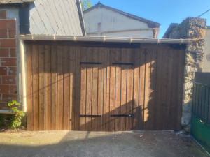 Photo de galerie - Création d’un bardage en clin et d’une double porte en remplacement d’une porte de garage 