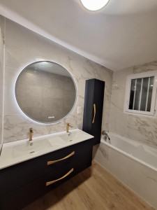 Photo de galerie - Réflexion complète d’une salle de bain, carrelage, faïence 60x120, robinetterie, pose des meubles