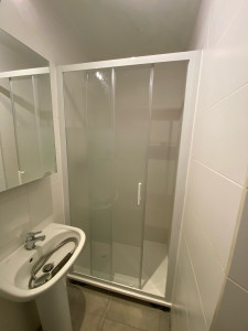 Photo de galerie - Pose d’un bac à douche + paroi de douche coulissante ( en attente du carreleur pour combler le vide )