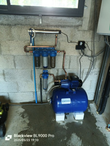 Photo de galerie - Installation d'une pompe de surpression avec kit de filtration d'eau de pluie pour les toilettes, lave linge et robinet extérieur 