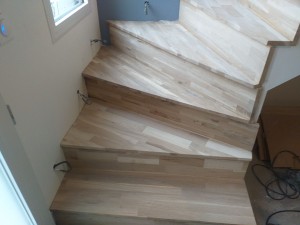 Photo de galerie - Escalier réalisé en chêne contre marche et marche collé sur un escalier en béton